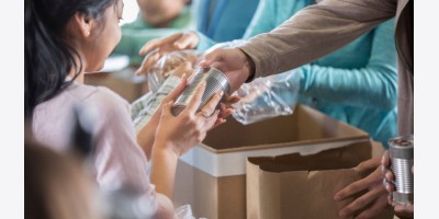 Đảng Bảo Thủ Chất Vấn Đảng Tự Do Về Chi Phí Sinh Hoạt Khi Báo Cáo Cho Thấy Nhu Cầu Sử Dụng Ngân Hàng Thực Phẩm Tăng Vọt