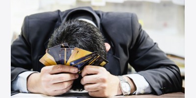 Nếu nợ nần chồng chất đẩy bạn đến bờ vực, đề xuất tiêu dùng có thể là bước đi đúng đắn